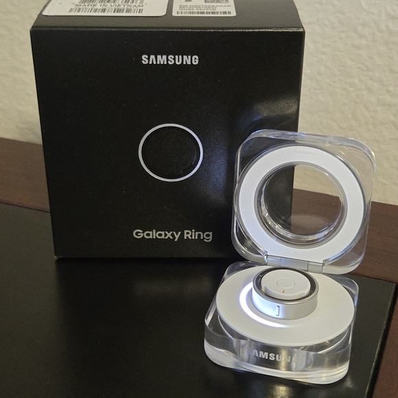 Samsung Galaxy Ring Size 7 in Silver - Picture 2 of 10